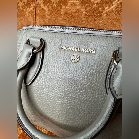 EUC Michale Kors leather crossbody in sage green - Picture 5 of 11